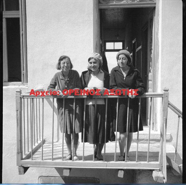 1931 εκδρομή μαθητριών Σχολής Ουρσουλινών Νάξου στον Πύργο Γρατσία της Τραγαίας