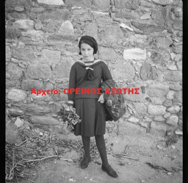 1931 εκδρομή μαθητριών Σχολής Ουρσουλινών Νάξου στον Πύργο Γρατσία της Τραγαίας
