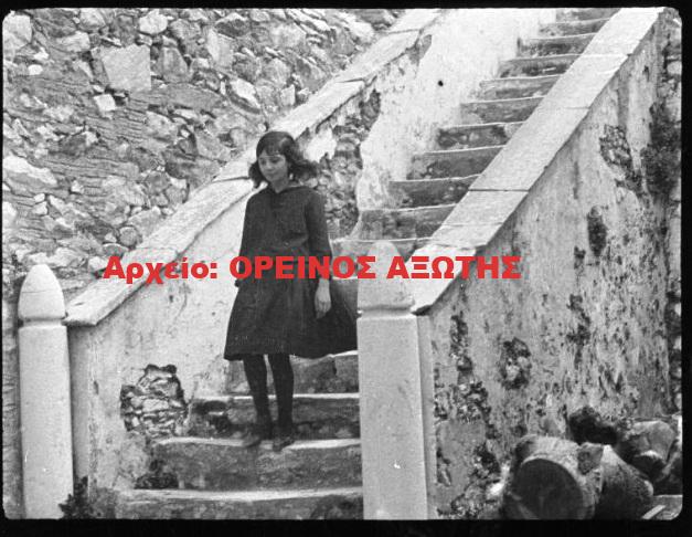 1931 εκδρομή μαθητριών Σχολής Ουρσουλινών Νάξου στον Πύργο Γρατσία της Τραγαίας