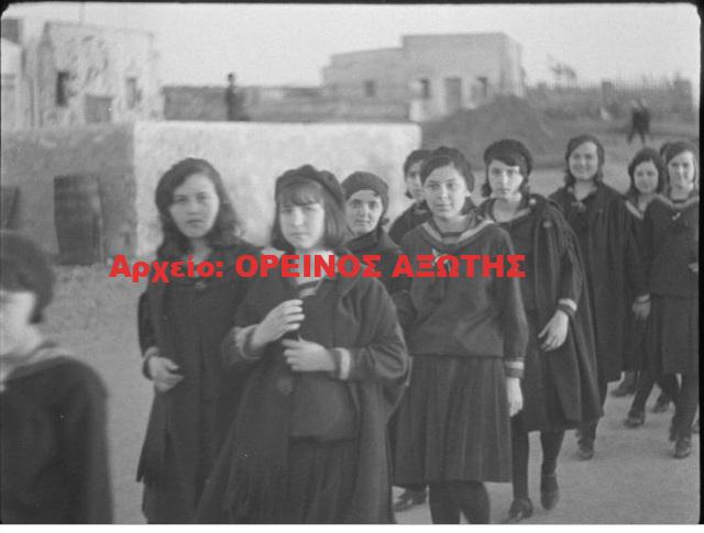 1931 εκδρομή μαθητριών Σχολής Ουρσουλινών Νάξου στον Πύργο Γρατσία της Τραγαίας