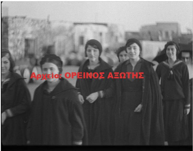 1931 εκδρομή μαθητριών Σχολής Ουρσουλινών Νάξου στον Πύργο Γρατσία της Τραγαίας