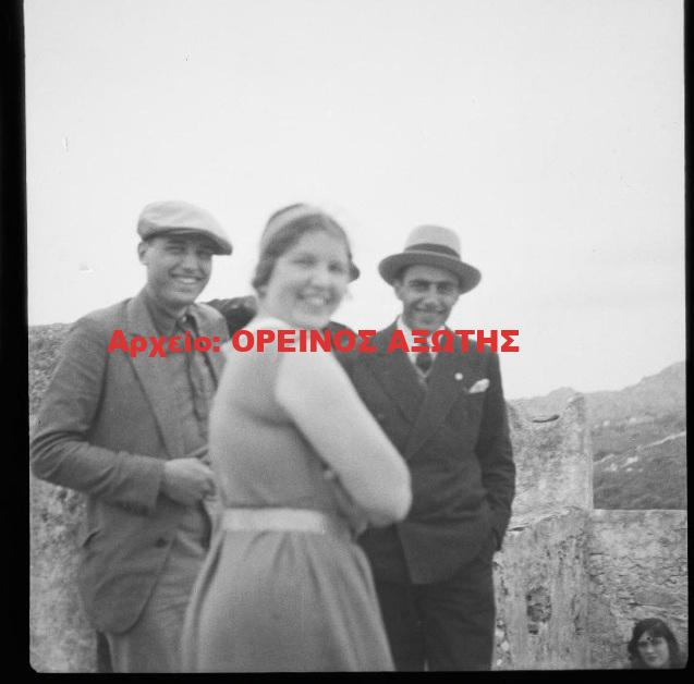1931 εκδρομή μαθητριών Σχολής Ουρσουλινών Νάξου στον Πύργο Γρατσία της Τραγαίας