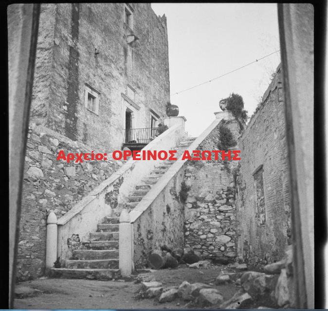 1931 εκδρομή μαθητριών Σχολής Ουρσουλινών Νάξου στον Πύργο Γρατσία της Τραγαίας