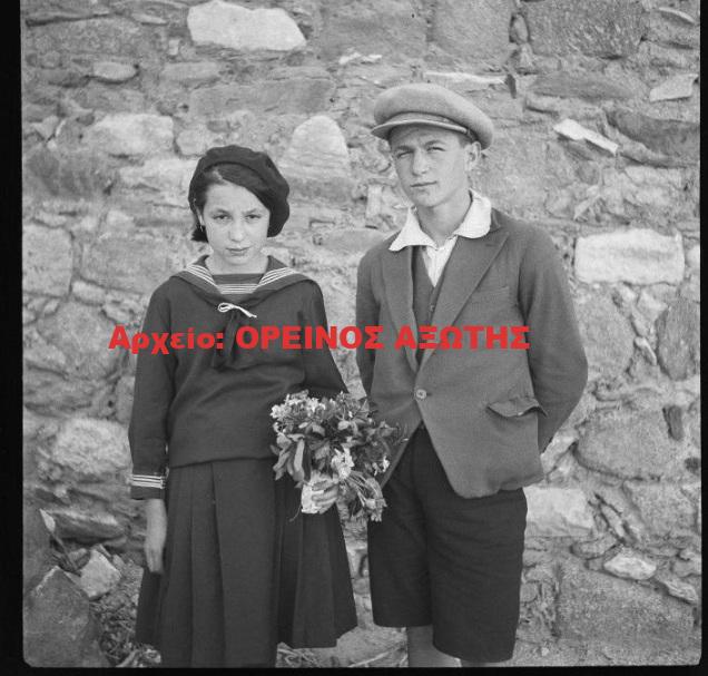 1931 εκδρομή μαθητριών Σχολής Ουρσουλινών Νάξου στον Πύργο Γρατσία της Τραγαίας