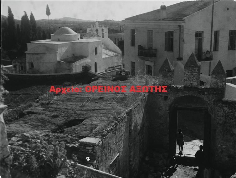 1931 εκδρομή μαθητριών Σχολής Ουρσουλινών Νάξου στον Πύργο Γρατσία της Τραγαίας