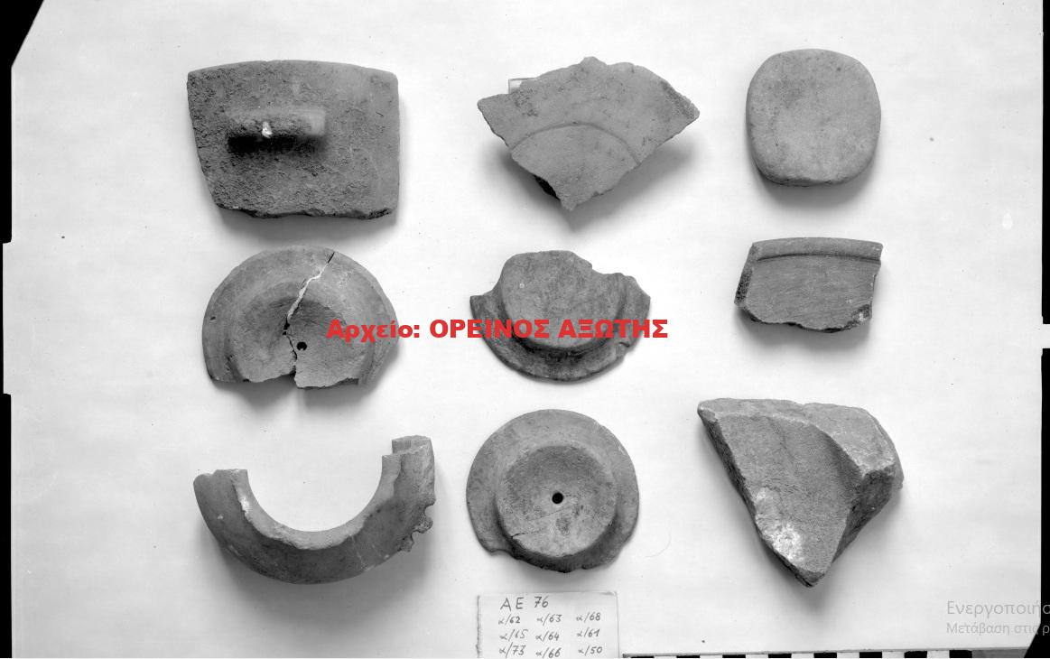 θραύσματα πήλινων αντικειμένων που βρέθηκαν το 1977 σε ανασκαφές στη Νάξο