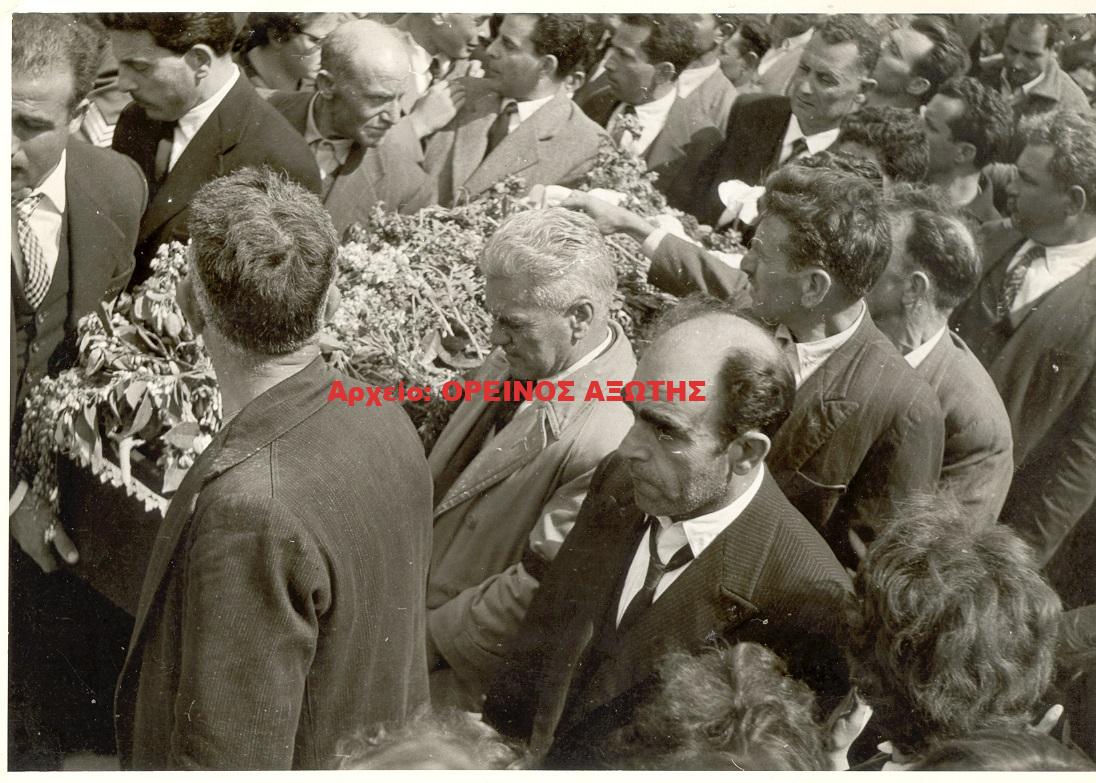 1963 η κηδεία του γιατρού Γιαννούλη Μανωλά στη Χώρα