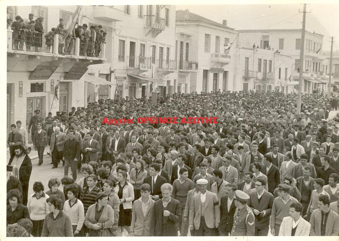 1963 η κηδεία του γιατρού Γιαννούλη Μανωλά στη Χώρα