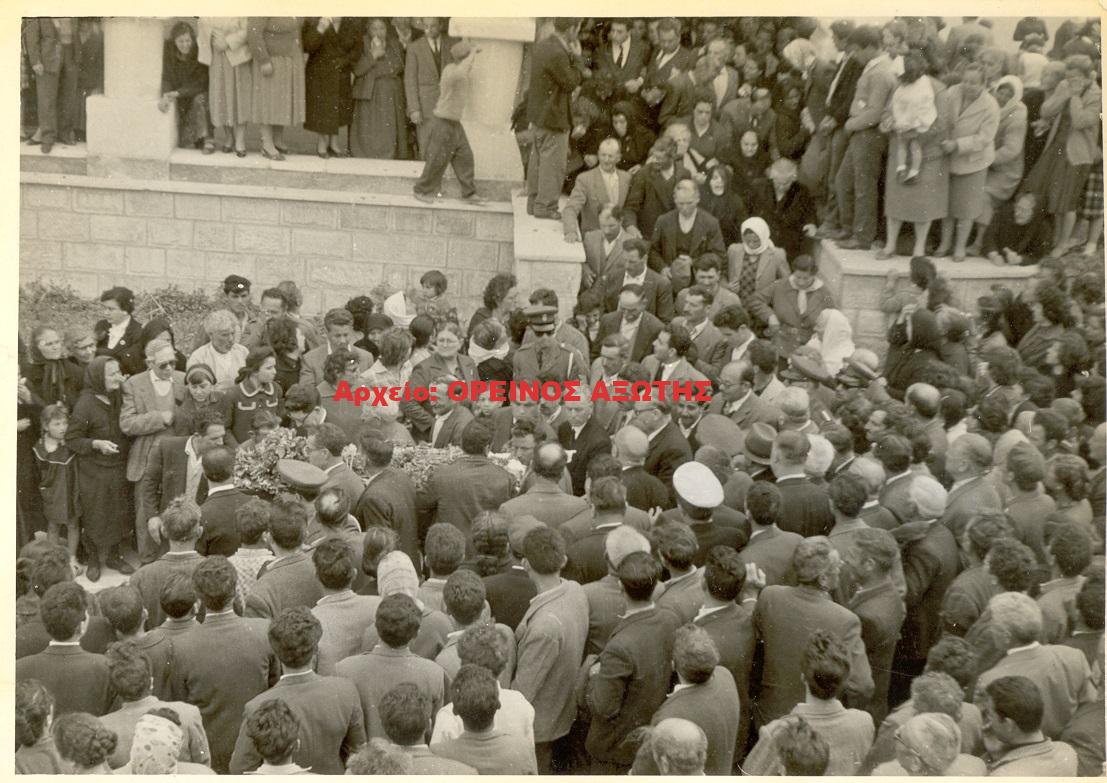 1963 η κηδεία του γιατρού Γιαννούλη Μανωλά στη Χώρα