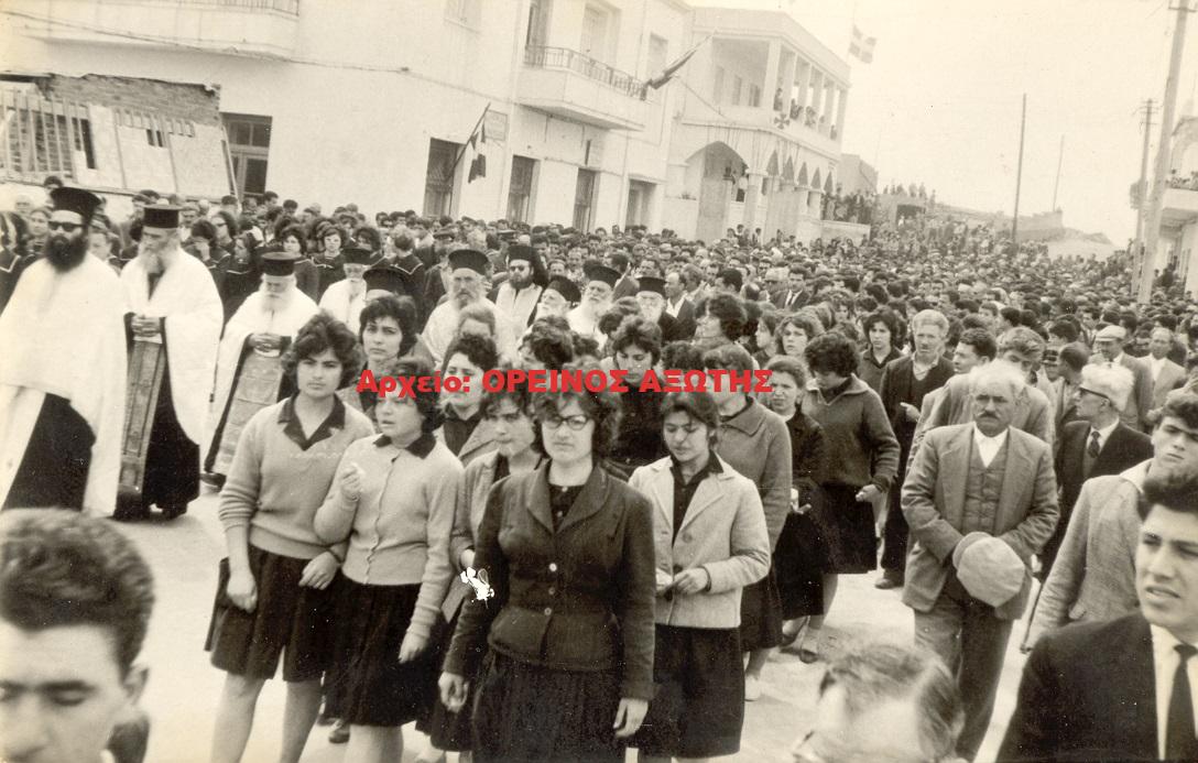 1963 η κηδεία του γιατρού Γιαννούλη Μανωλά στη Χώρα