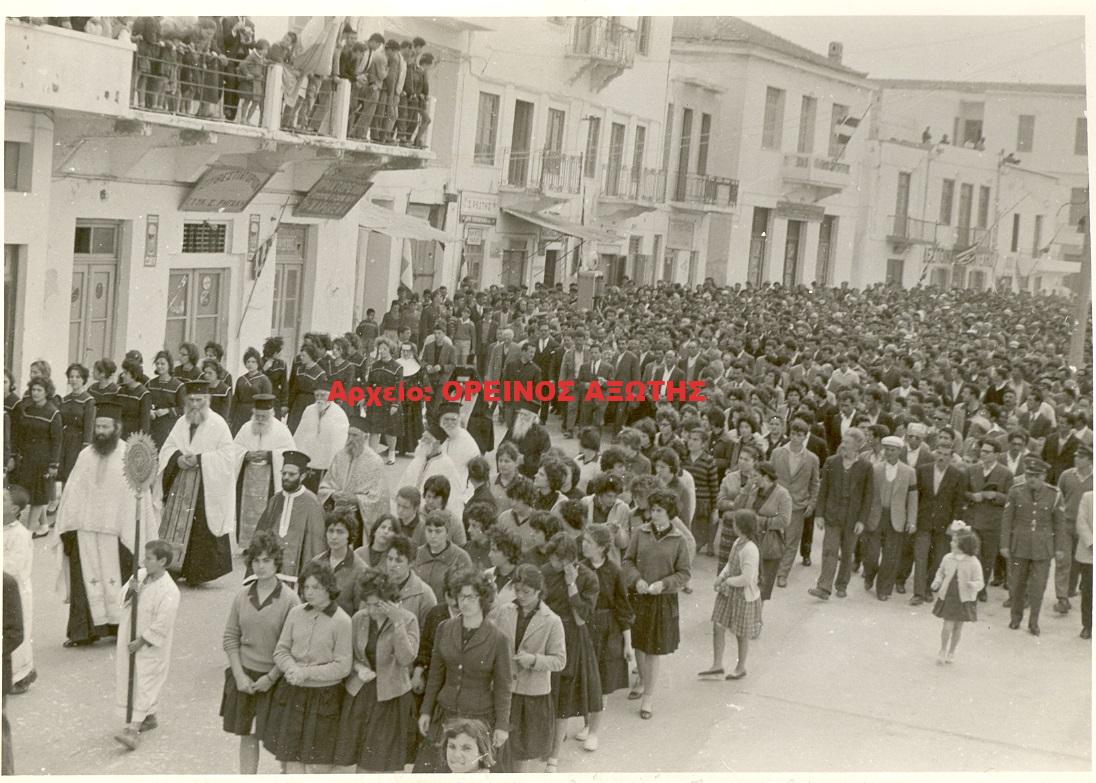 1963 η κηδεία του γιατρού Γιαννούλη Μανωλά στη Χώρα