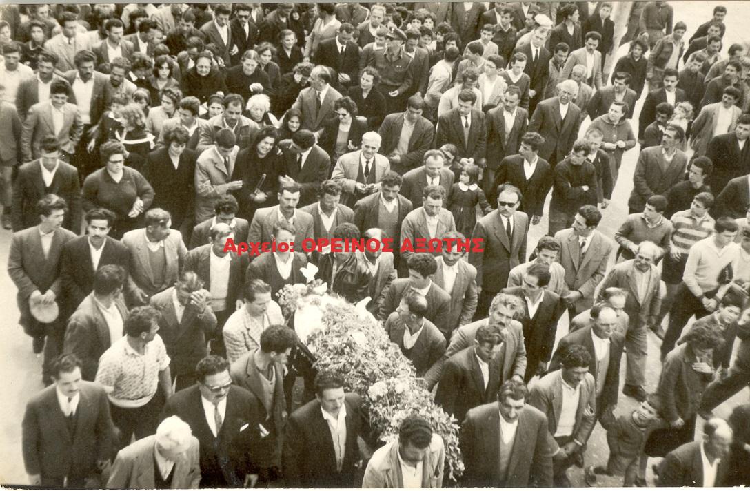 1963 η κηδεία του γιατρού Γιαννούλη Μανωλά στη Χώρα
