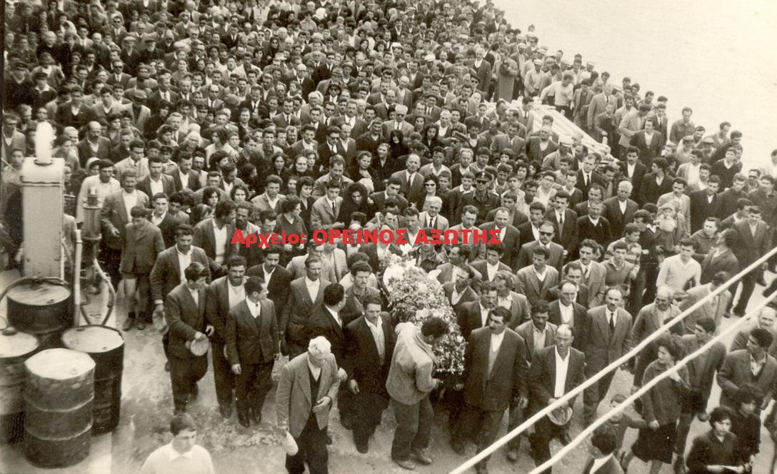 1963 η κηδεία του γιατρού Γιαννούλη Μανωλά στη Χώρα