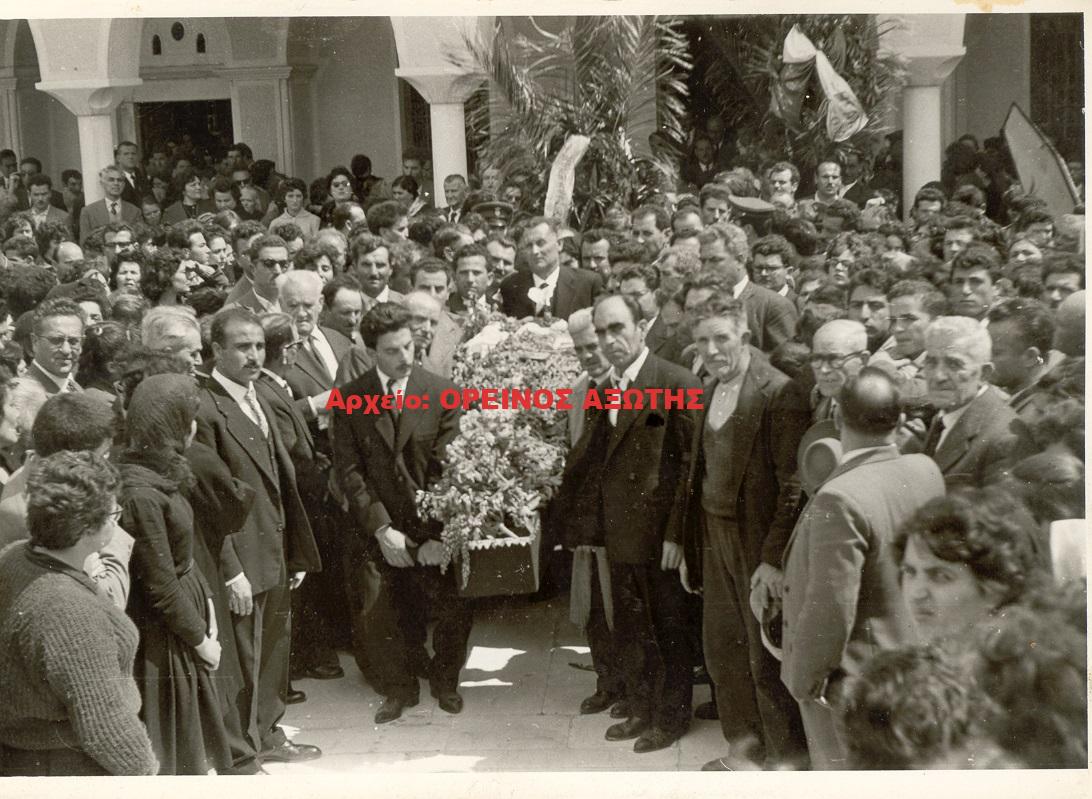 1963 η κηδεία του γιατρού Γιαννούλη Μανωλά στη Χώρα